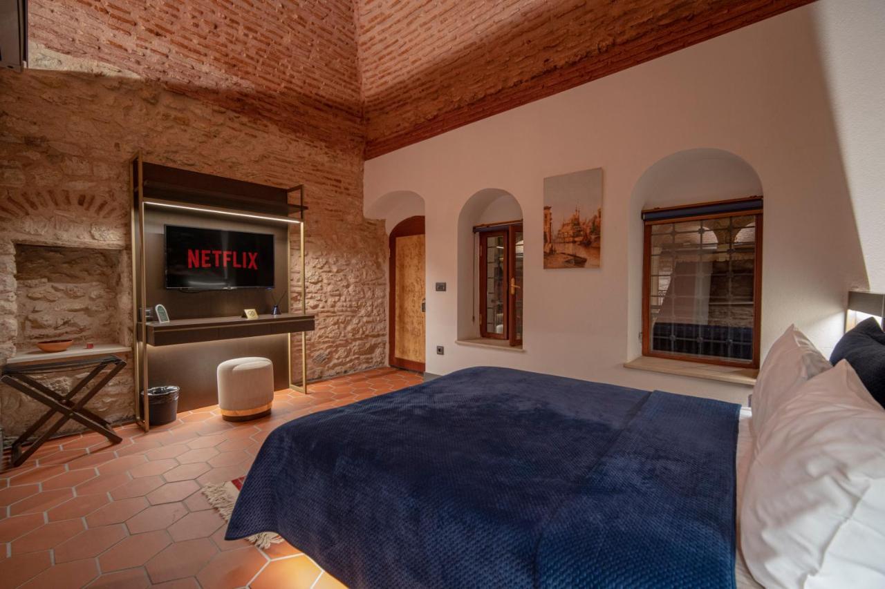 Han 1772 Hotel Isztambul Kültér fotó A Netflix television in a hotel room